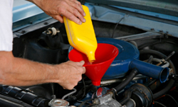 Как долить масло в двигатель.